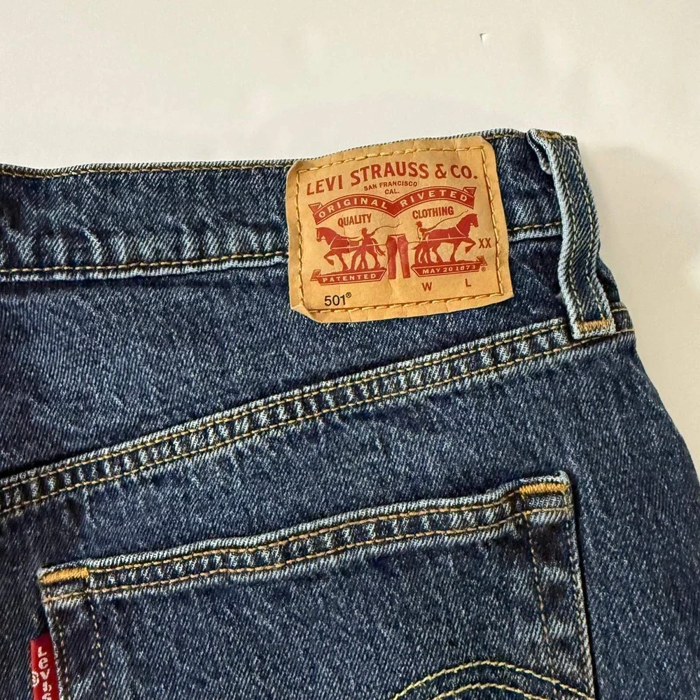 Levis 501 Original Cut Off Denim Shorts Dark Wash Distressed Button Fly Size W31